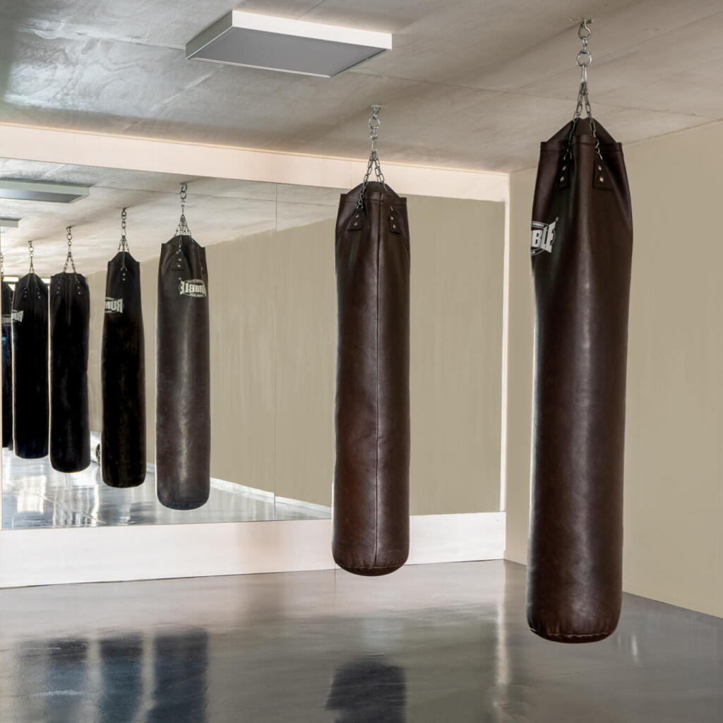 Grote wand spiegels in een boksschool
