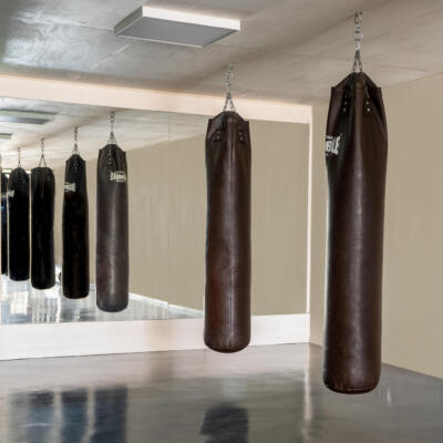 Grote wand spiegels in een boksschool