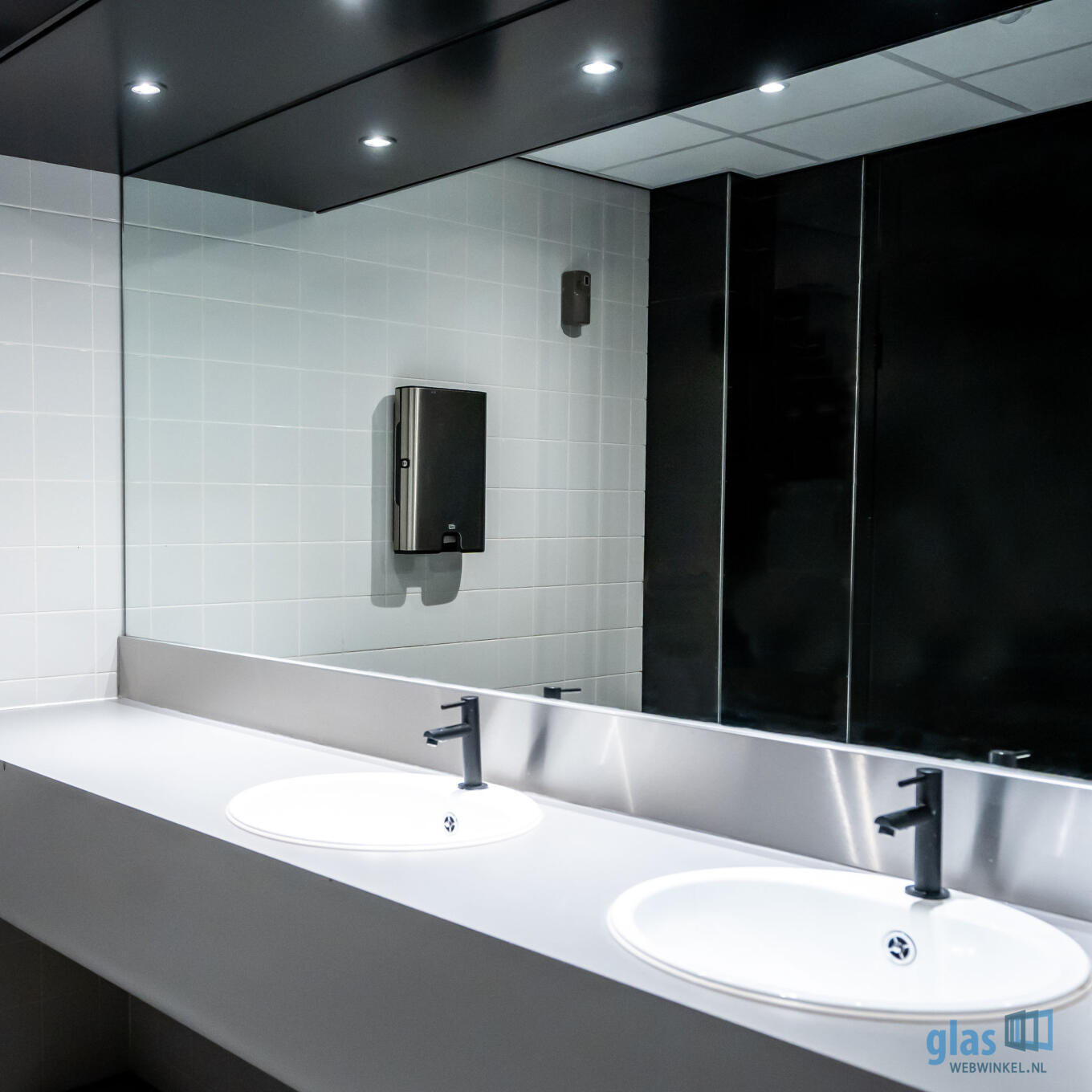 Grote badkamerspiegel in een wc ruimte