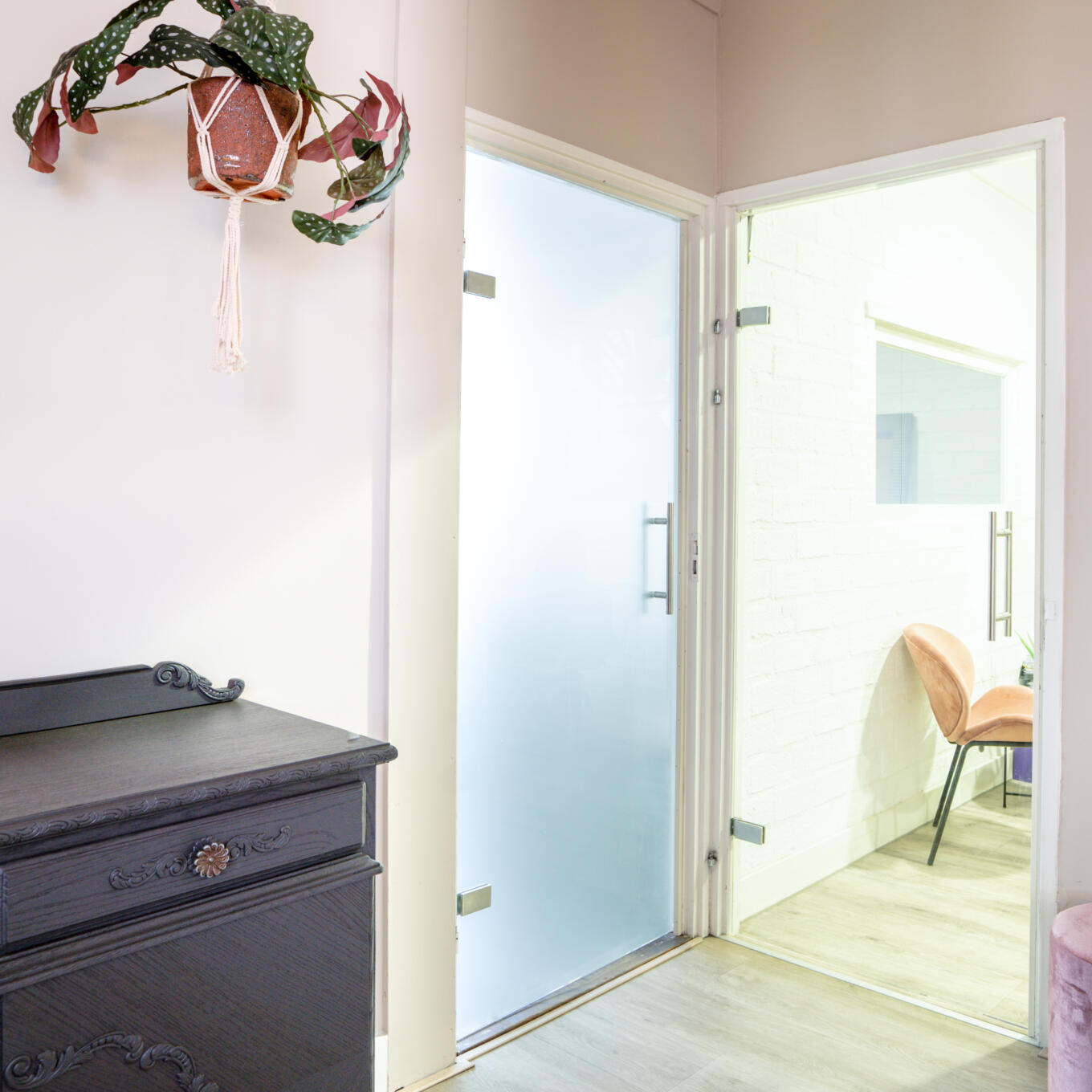 twee gesloten glazen binnendeuren