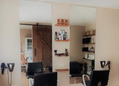 Grote spiegels aan de muur in een kapsalon