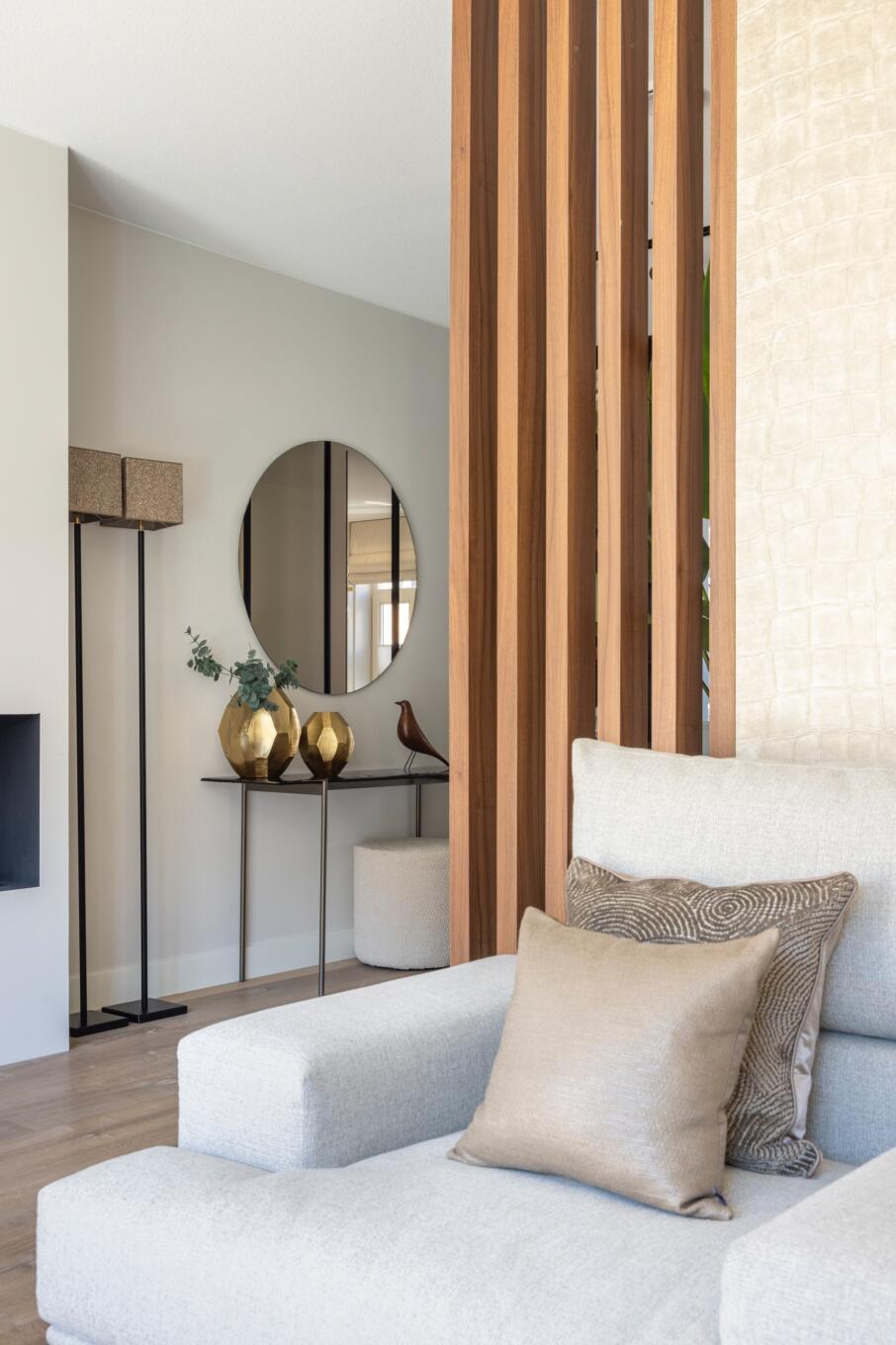 Ronde bronzen spiegel in combinatie met een zelfgemaakte roomdivider.