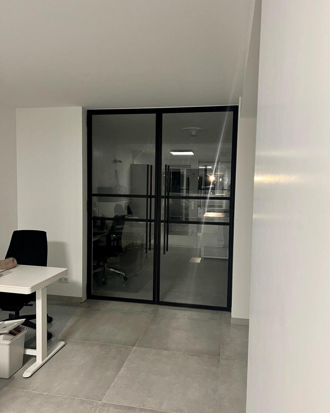 Gehard rookglas in een tussendeur