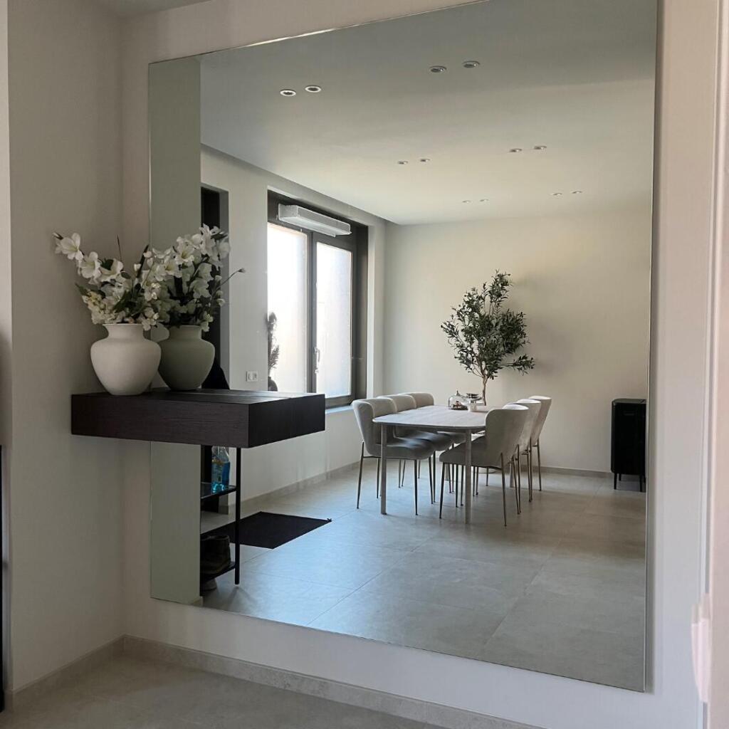 Grote wandspiegel in de woonkamer