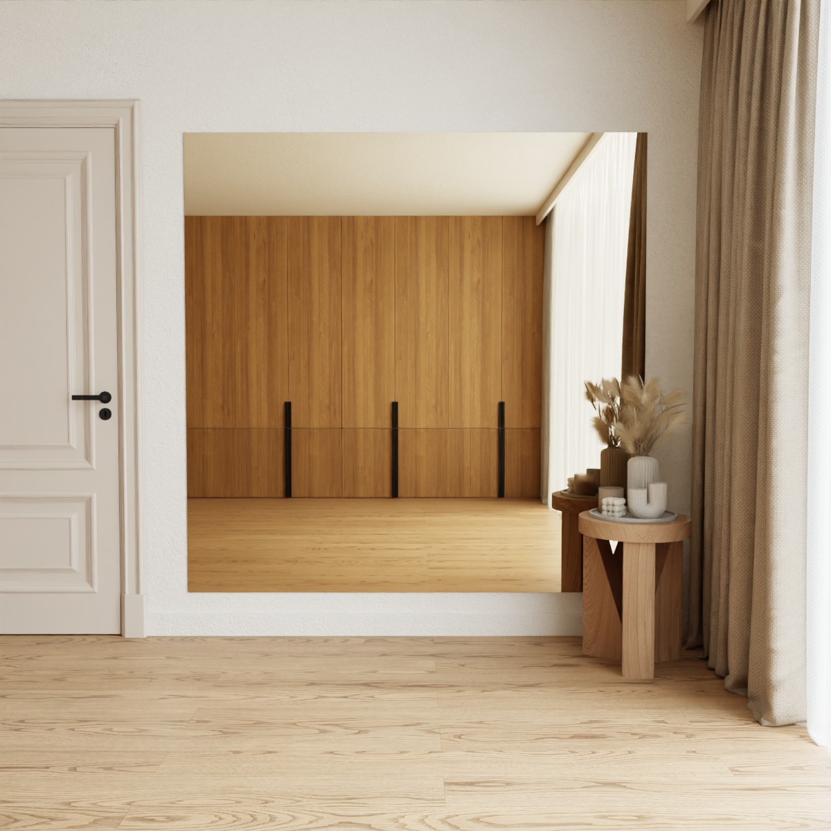 Grote brons gekleurde spiegel aan de muur in ruim interieur