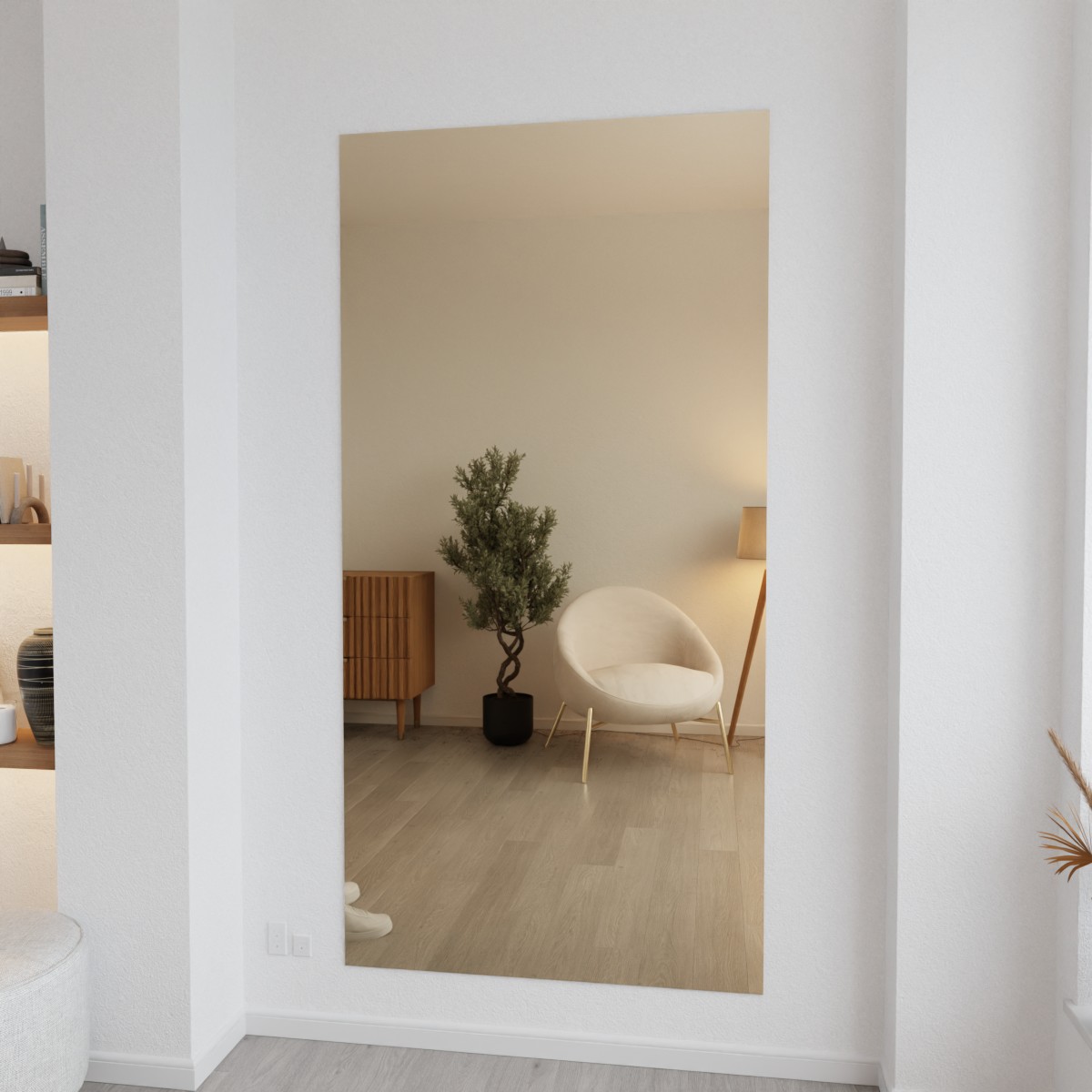 Brons gekleurde plakspiegel aan de muur in modern interieur