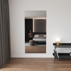 Smalle grijs gekleurde spiegel aan de muur in strak interieur