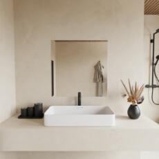 Vierkante verzilverde blanke spiegel aan de muur in lichte ruimte