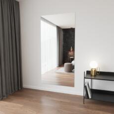 Verzilverd blanke wandspiegel aan de muur in lichte ruimte