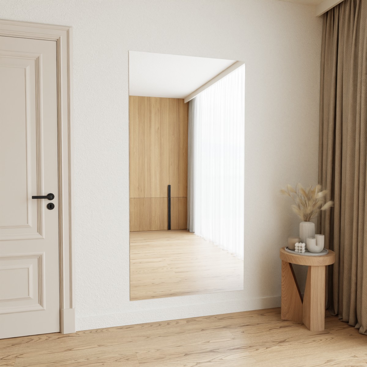 Een woonkamerspiegel verzilverd blank gemonteerd op een vlakke wand