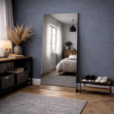 Staande spiegel tegen een donkere muur