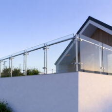 Glazen balustrade voor een moderne tuin