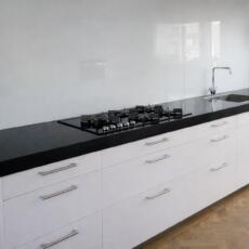Glazen keukenwand, in een moderne lichte keuken