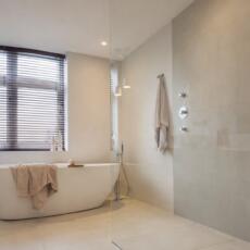 Glazen douchewand voorzien van een nanocoating