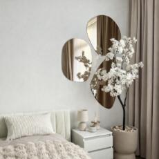 Organische spiegels, brons gekleurd en hangend in de slaapkamer