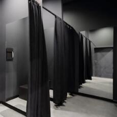 Passpiegel aan de wand geplakt, in een donkere pasruimte