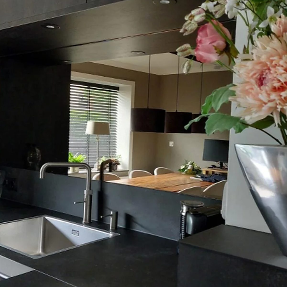 Plakspiegel grijs gekleurd in een keuken