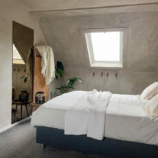 Bronzen slaapkamer spiegel, gemonteerd aan de muur