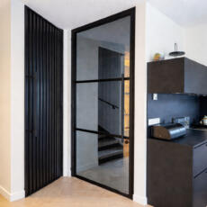 Gehard glas in een smoke uitgevoerde kleur. In een binnendeur