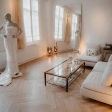 Passpiegel staand tegen de muur in een lichte woonkamer