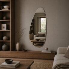 Organische spiegel Brie, verzilverd blank gekleurd in een moderne woonkamer