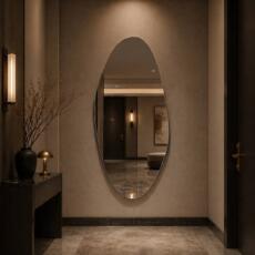 Verzilverd blanke organische wandspiegel met speelse vorm in lichte hal