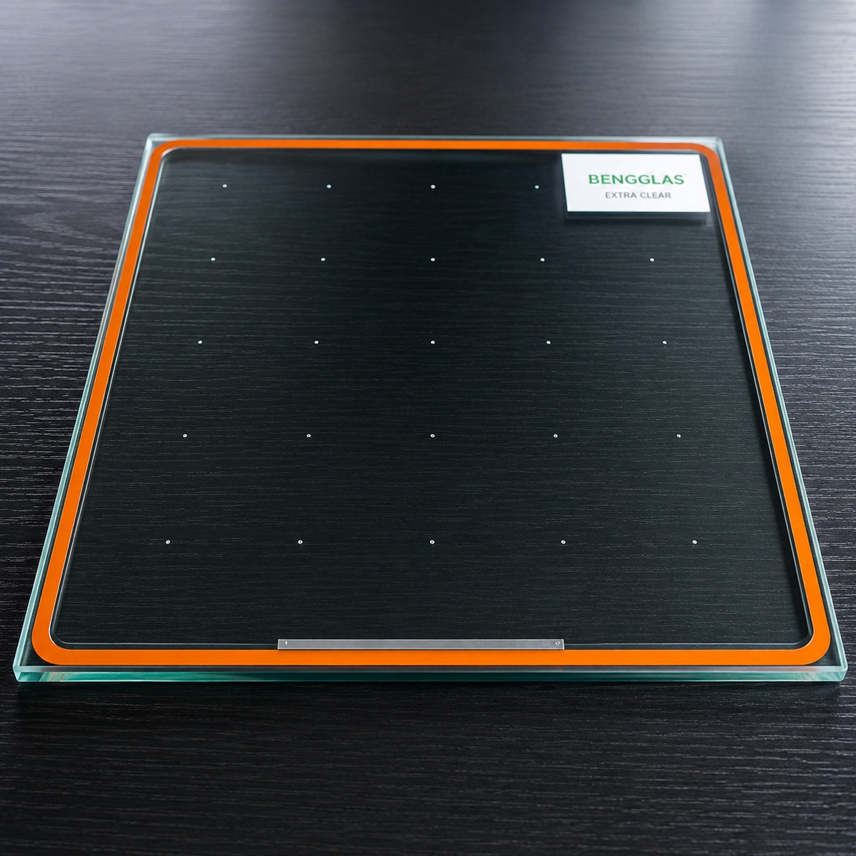 Close-up van BENGglas Extra Clear vacuümglas met micro-afstandhouders, oranje randafdichting en absorptiestrip.