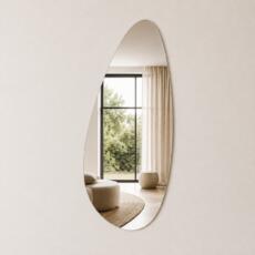 Organische spiegel Brie met asymmetrische vorm en randloos design in een rustig, modern interieur.