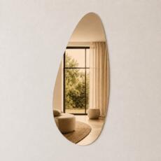 Organische spiegel Brie in brons spiegelglas met langwerpige organische vorm en randloos design.