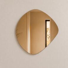 Organische spiegel Model 1 in brons spiegelglas met warme, sfeervolle reflectie.