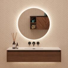 Ronde LED spiegel met rondom verlichting boven een houten badkamermeubel.