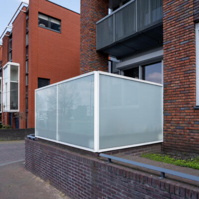 Glazen windscherm op een balkon