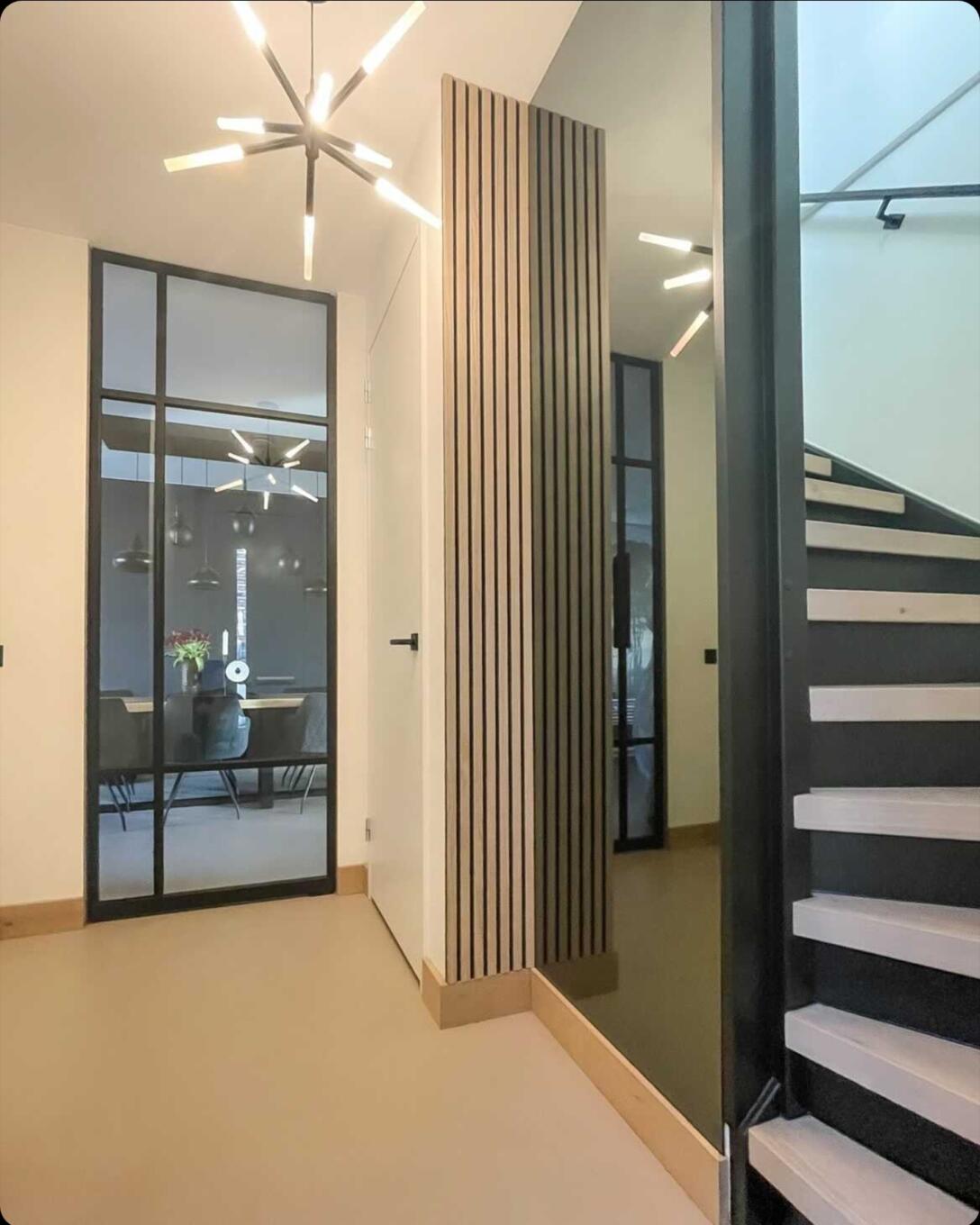 Gekleurde grote spiegel op maat in de gang