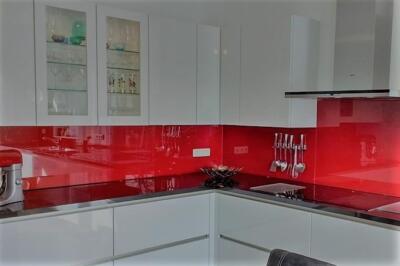 Keukenachterwand van rood gelakt glas