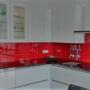 Keukenachterwand van rood gelakt glas