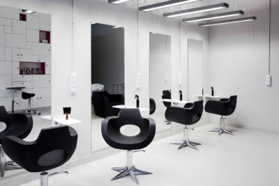 Staande spiegel in een kapsalon verzilverd