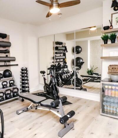 Fitness spiegel in een homegym