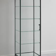 Een vitrinekast van glas