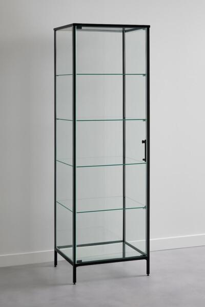 Een vitrinekast van glas