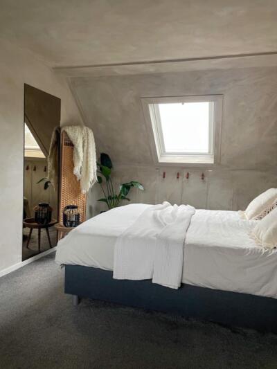Losse spiegel in de slaapkamer aan de muur geplakt