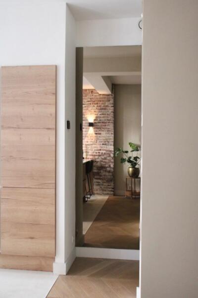 Rechthoekige bronzen spiegel op de muur in de woonkamer