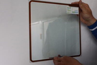 Vacuüm glas waarbij de afstandhouders en absorptiestrip zichtbaar is