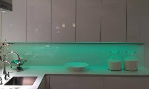 Een keukenachterwand van gehard glas