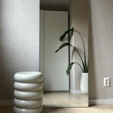 Een standaard verzilverde boogspiegel staand tegen de muur in de woonkamer. De boogspiegel heeft een 6mm dikte met een hoogte van 1700 mm en een breedte van 650 mm. De spiegel is voorzien van plat poly geslepen randen.