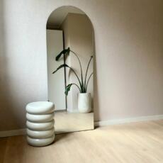 staand tegen de muur