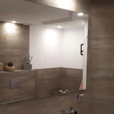 Badkamerspiegel gemonteerd aan de muur