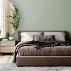 Een verzilverde spiegel halfrond in een slaapkamer