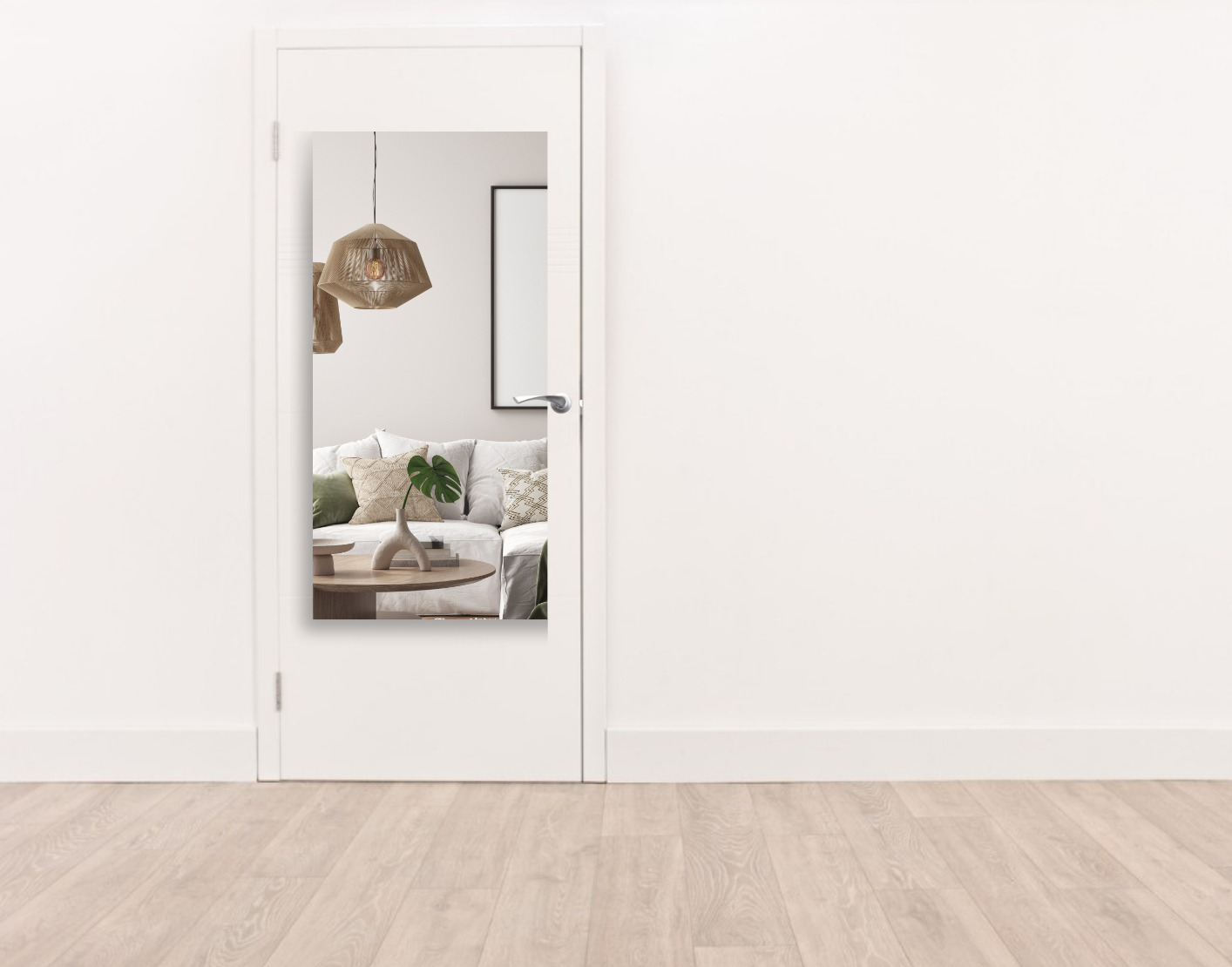 Hoge spiegel aan een deur geplakt, verzilverd