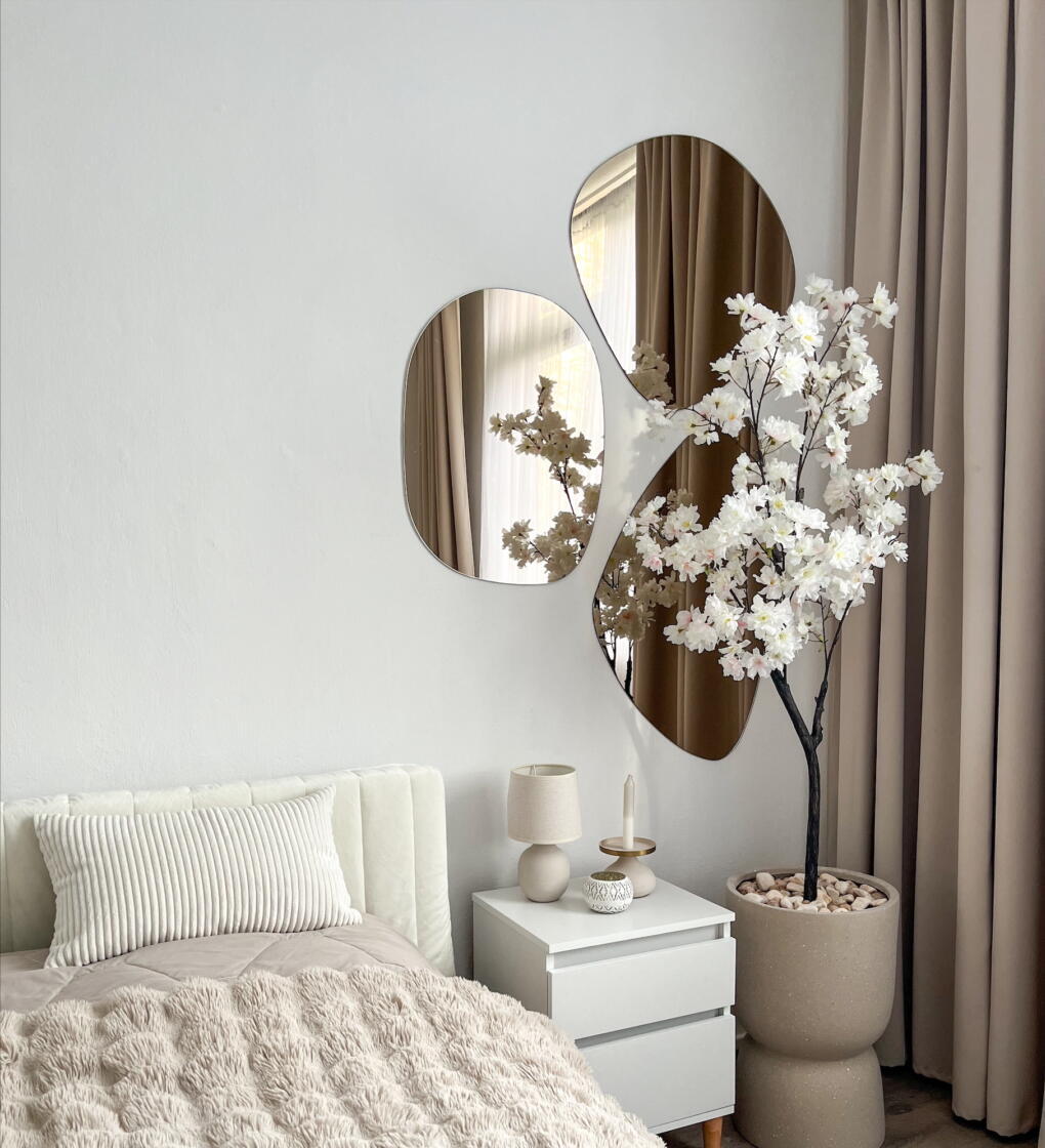 Organische spiegels, brons gekleurd en hangend in de slaapkamer