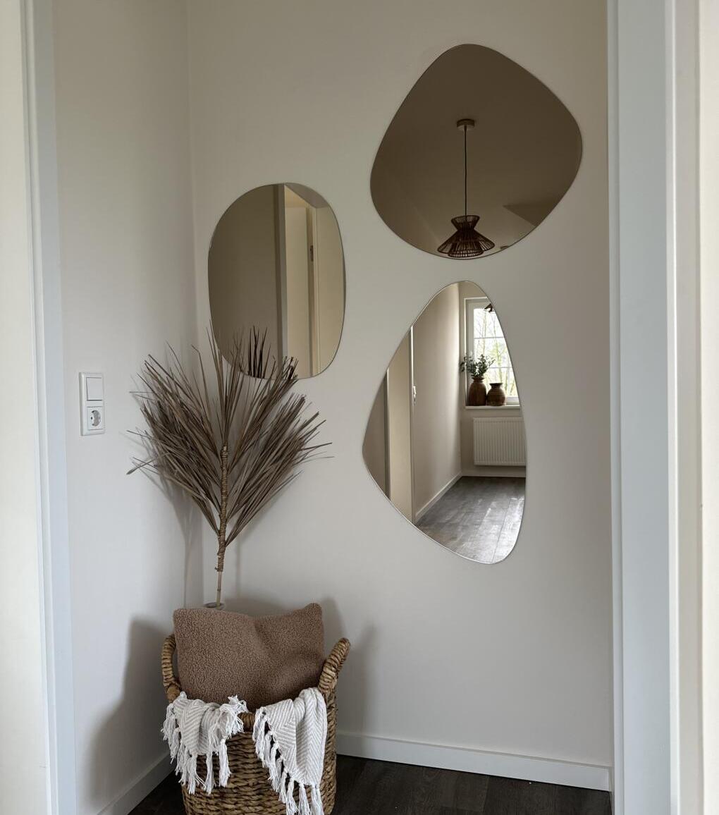 Organische spiegels brons gekleurd, aan de muur geplakt